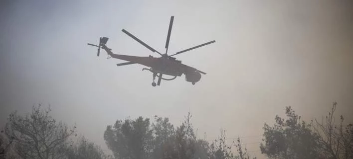 Διακοπές ρεύματος εξαιτίας της φωτιάς στην Κινέτα – Δεν μπορούν να πλησιάσουν οι τεχνικοί